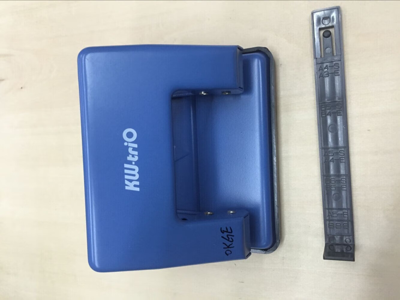 可得优（KW-triO）双孔打孔器 定位标尺装订机活页重型打孔机 小型圆孔 9738 蓝色 3个装